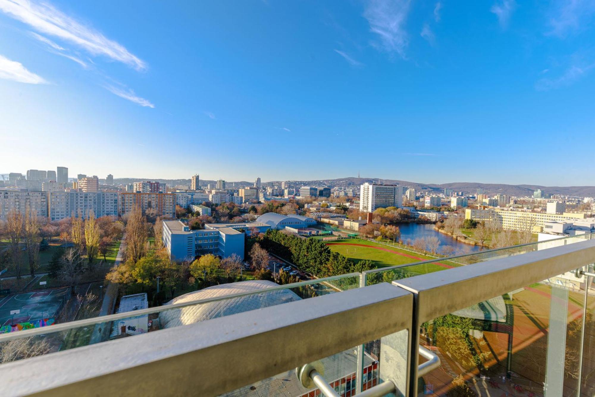 Sunny Apartment With Amazing Terrace On The 13Th Floor Near City Center Братислава Екстериор снимка