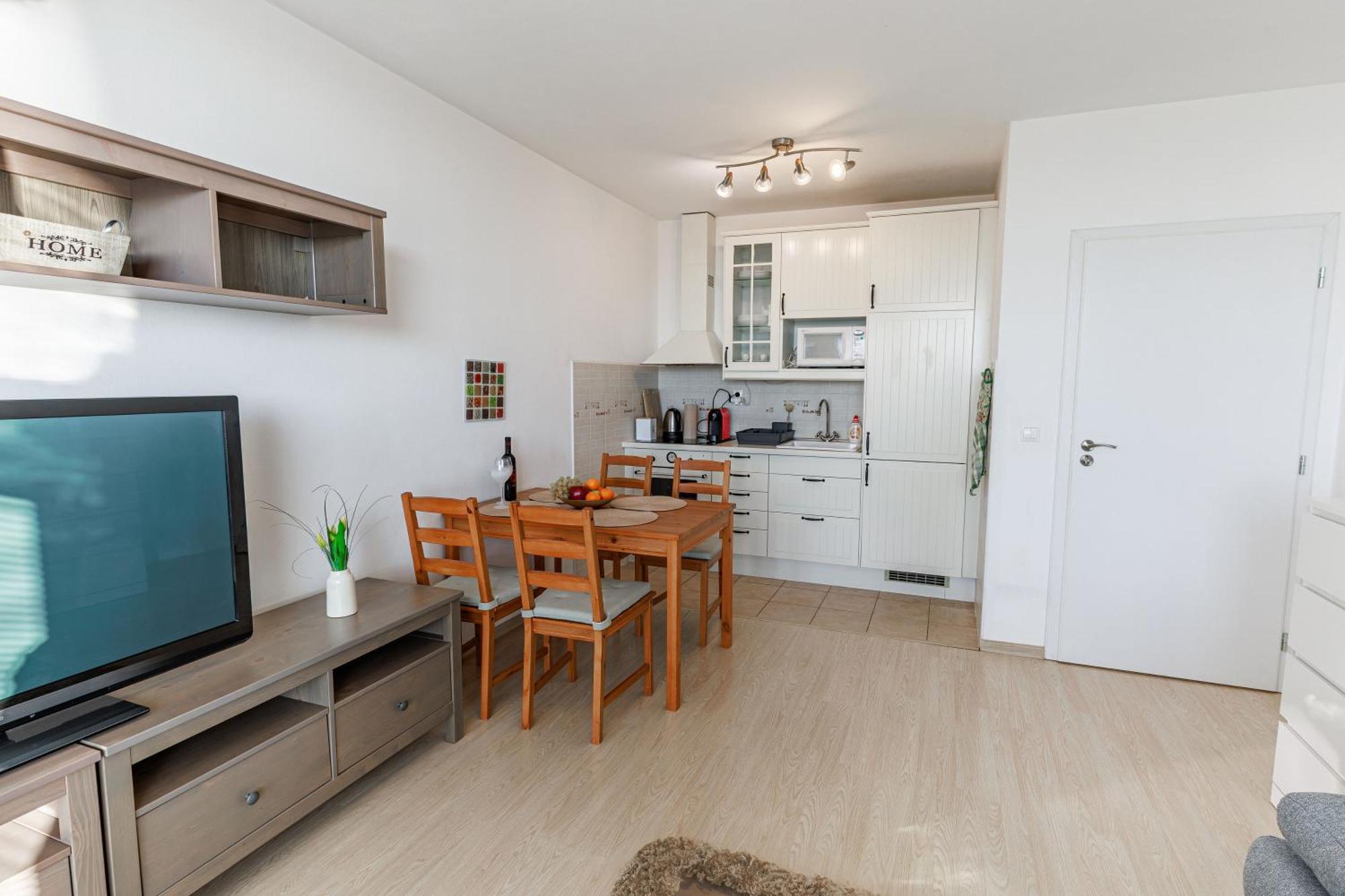 Sunny Apartment With Amazing Terrace On The 13Th Floor Near City Center Братислава Екстериор снимка